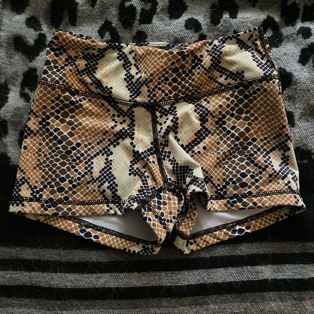 Barbell cartel shorts